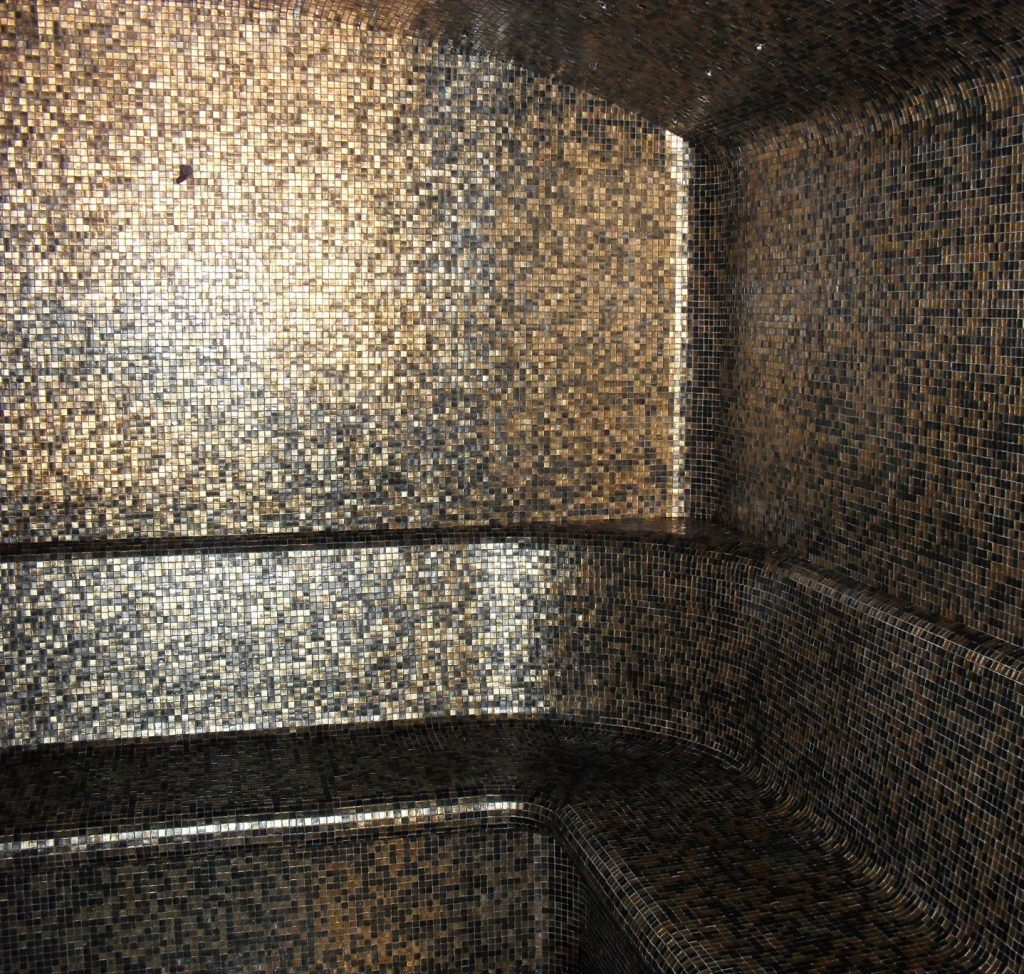 Hammam em Monte Gordo (Algarve) com mosaico dourado Onix e junta escura Weber.