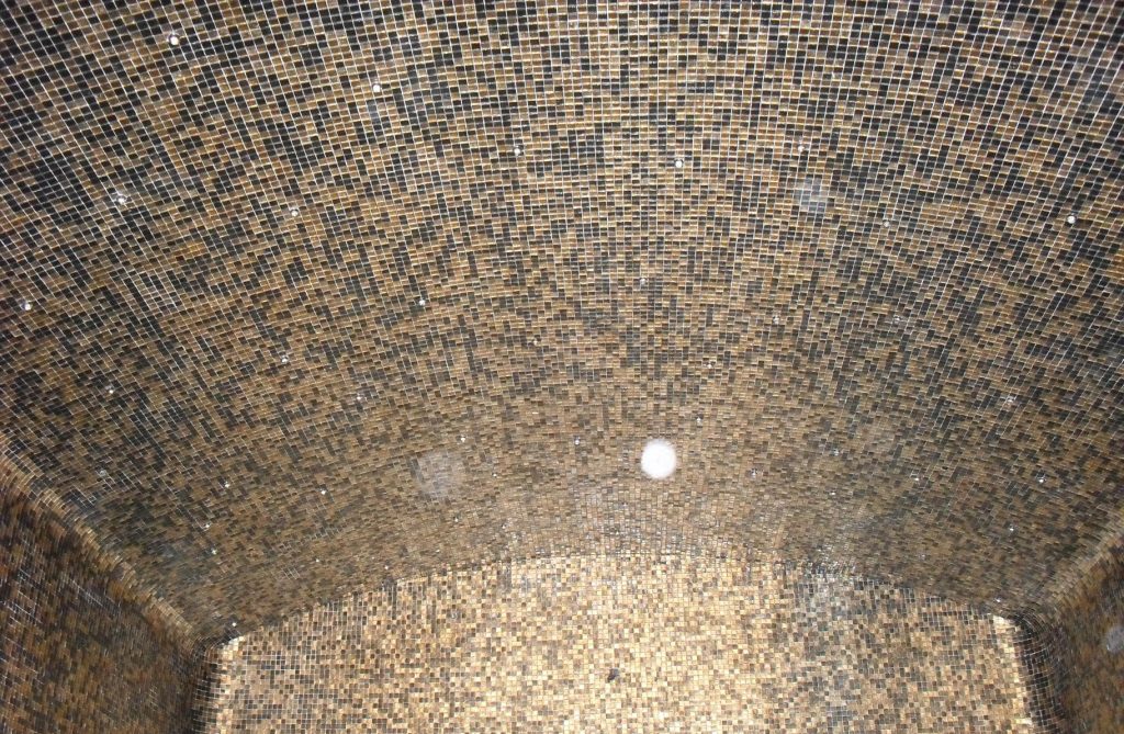 Teto de banho turco em Monte Gordo com efeito de céu estrelado e pastilha Onix Gold.