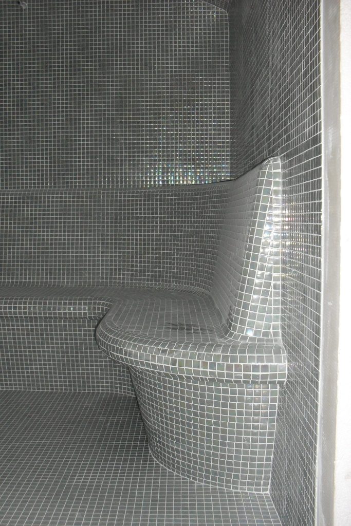 Detalhes de acabamento de banho turco (hammam) no Hotel Faro: pastilha Hisbalit e construção Wedi.