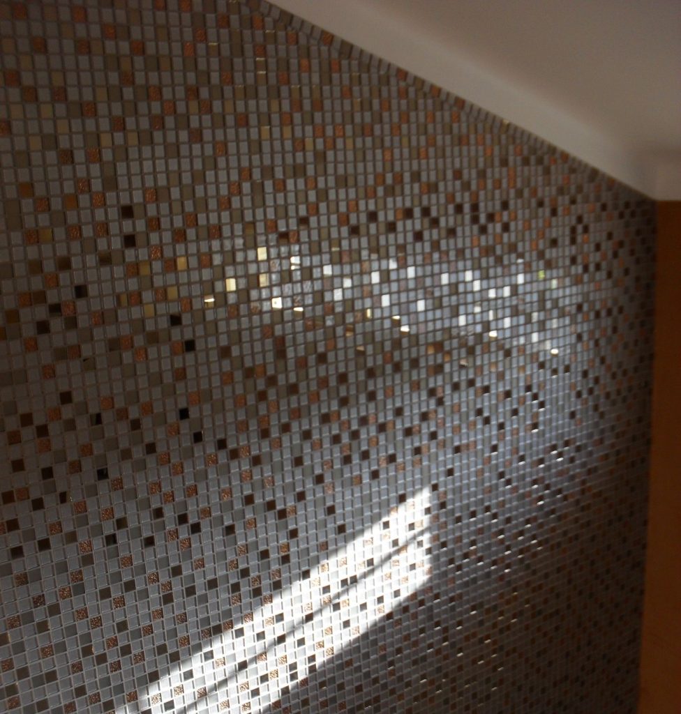 Parede de casa de banho em Birre, Cascais, revestida com pastilha Lady Cobre do fabricante português Rubicer.