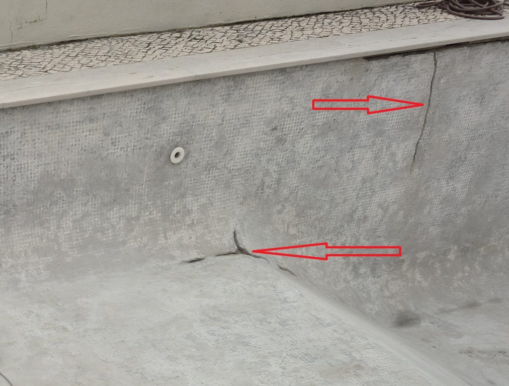 Preparação para a reparação de fissuras detetadas na cuba da piscina.
