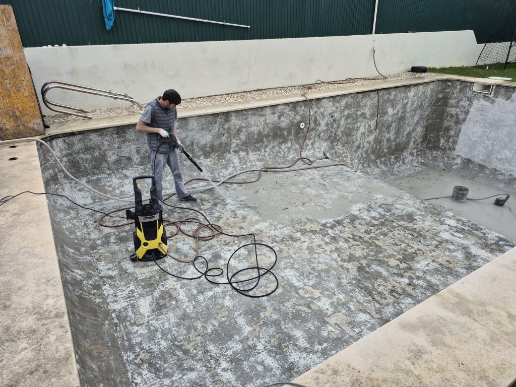 Limpeza profunda da cuba da piscina com água sob alta pressão para remoção de poeiras