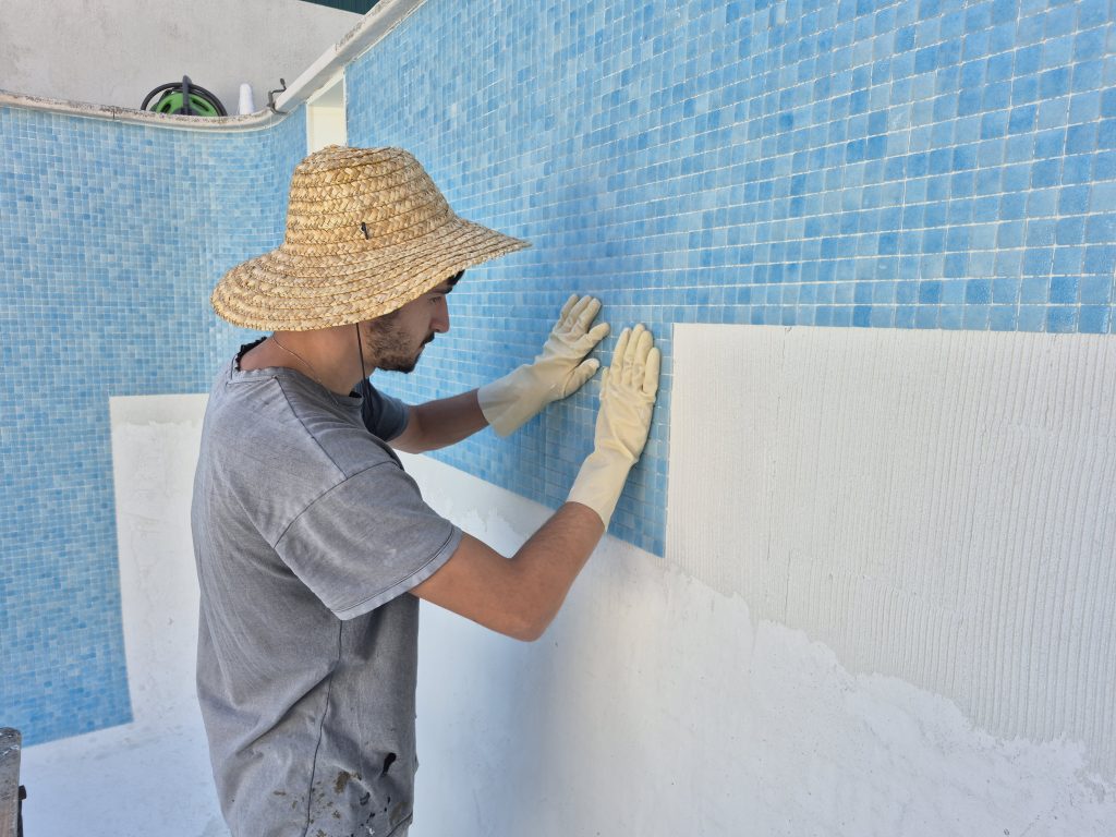 Processo de colocação de pastilha azul em piscina
