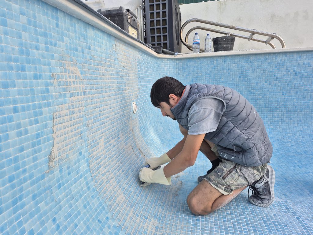 Processo de aplicação de rejunte em pastilha de piscina