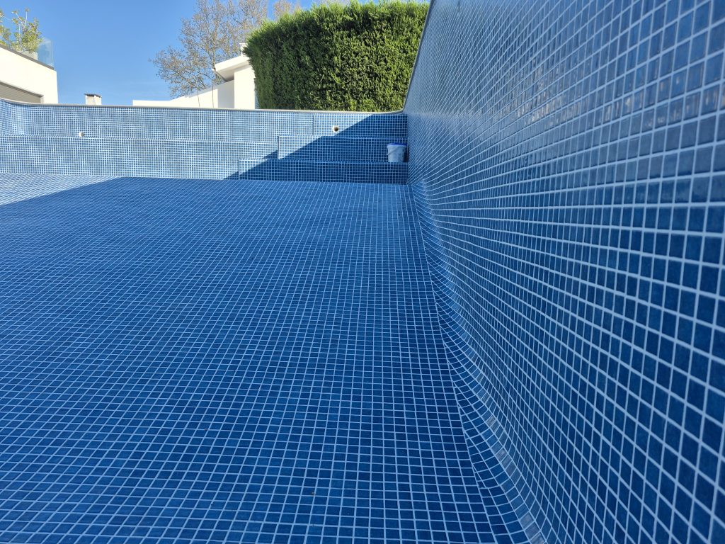 Aplicação de pastilha Squamers no Estoril com junta branca Mapei Kerapoxy Easy Design
