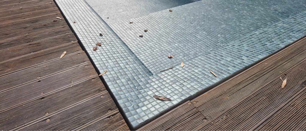 Revestimento de calha transbordante com pastilha Hisbalit Marmara e junta epóxi em Algés. Cantos perfeitos sem cortes diagonais.